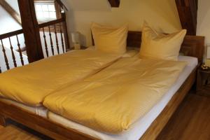 Ein Bett oder Betten in einem Zimmer der Unterkunft Gästehaus Glaubenstein