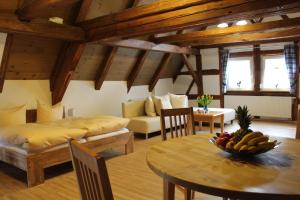 Zimmer mit einem Bett und einem Tisch mit einer Obstschale in der Unterkunft Gästehaus Glaubenstein in Ebern