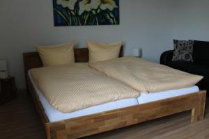 Ein Bett oder Betten in einem Zimmer der Unterkunft Gästehaus Glaubenstein