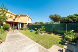 ein Zaun in einem Hof neben einem Haus in der Unterkunft Casa vacanza Mar Mediterraneo in Flumini di Quartu