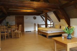 ein Schlafzimmer mit Bett und ein Esszimmer mit Tisch in der Unterkunft Gästehaus Glaubenstein in Ebern