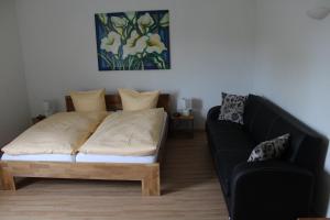 Ein Bett oder Betten in einem Zimmer der Unterkunft Gästehaus Glaubenstein