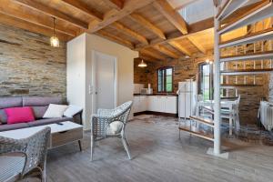 un salon avec un canapé et une table dans l'établissement A Corte, à Trabada