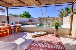 an outdoor patio with a table and chairs and a table and a table at VILLA Isle sur la Sorgue in LʼIsle-sur-la-Sorgue