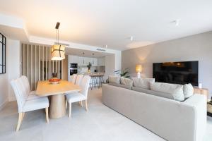 een woonkamer met een bank en een tafel bij Luxury House Chaparral Golf E12 by AORA STAY in Mijas Costa