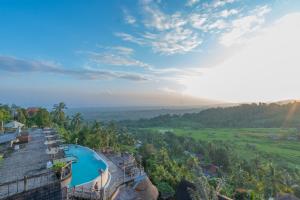 Bazén v ubytovaní Maha Hills Resort by Mahaprana Experience alebo v jeho blízkosti