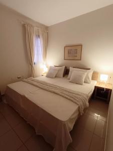 ein Schlafzimmer mit einem großen weißen Bett mit einem Fenster in der Unterkunft Atlantico breeze in Costa Del Silencio