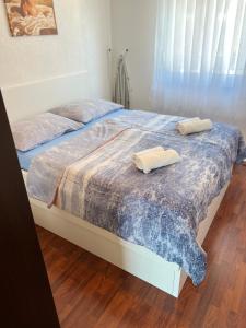 En eller flere senge i et værelse på Apartments Mauro