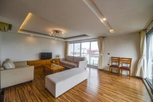 a living room with a couch and a tv at Hồ Ba Mẫu Apartment LilyHome in Hanoi