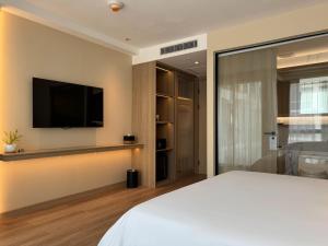 TV a/nebo společenská místnost v ubytování Laya Suites and Residences