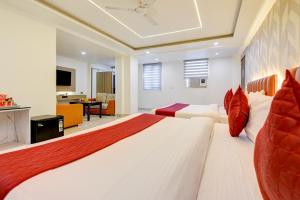 Televisyen dan/atau pusat hiburan di Hotel Krishna - By RCG Hotels, Centrally Located, New Delhi