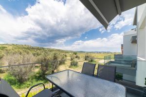 Rõdu või terrass majutusasutuses Olympiada Residential Complex & Villas