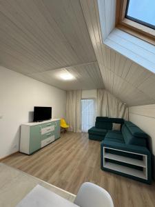 un soggiorno con un divano e una TV di Apartament Paula SPA Niechorze a Niechorze