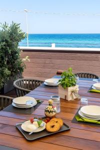 ein Tisch mit Tellern voller Essen auf einem Tisch auf einer Terrasse in der Unterkunft Luxury terrazza in Bari