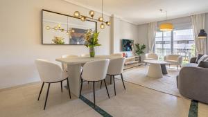 Posezení v ubytování VACATION MARBELLA I Puente Romano Modern Flat, Best location in town, Walk to the beach, Parking and Swimming Pool
