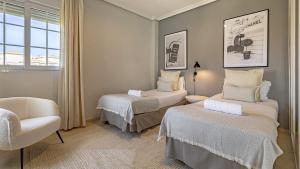 Postel nebo postele na pokoji v ubytování VACATION MARBELLA I Puente Romano Modern Flat, Best location in town, Walk to the beach, Parking and Swimming Pool