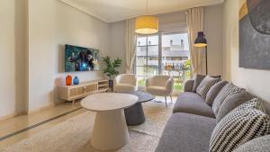 Posezení v ubytování VACATION MARBELLA I Puente Romano Modern Flat, Best location in town, Walk to the beach, Parking and Swimming Pool