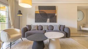 Posezení v ubytování VACATION MARBELLA I Puente Romano Modern Flat, Best location in town, Walk to the beach, Parking and Swimming Pool