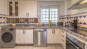 Kuchyň nebo kuchyňský kout v ubytování VACATION MARBELLA I Puente Romano Modern Flat, Best location in town, Walk to the beach, Parking and Swimming Pool