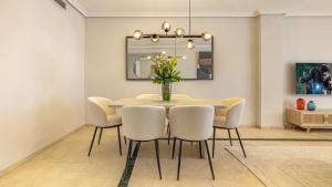 Posezení v ubytování VACATION MARBELLA I Puente Romano Modern Flat, Best location in town, Walk to the beach, Parking and Swimming Pool