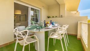 Fotografie z fotogalerie ubytování VACATION MARBELLA I Puente Romano Modern Flat, Best location in town, Walk to the beach, Parking and Swimming Pool v destinaci Marbella