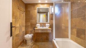 Koupelna v ubytování VACATION MARBELLA I Puente Romano Modern Flat, Best location in town, Walk to the beach, Parking and Swimming Pool