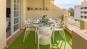 Balkón nebo terasa v ubytování VACATION MARBELLA I Puente Romano Modern Flat, Best location in town, Walk to the beach, Parking and Swimming Pool