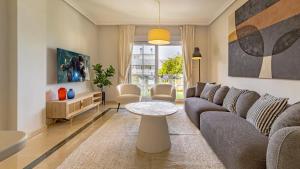 Posezení v ubytování VACATION MARBELLA I Puente Romano Modern Flat, Best location in town, Walk to the beach, Parking and Swimming Pool