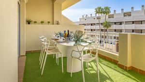Balkón nebo terasa v ubytování VACATION MARBELLA I Puente Romano Modern Flat, Best location in town, Walk to the beach, Parking and Swimming Pool