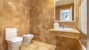 Koupelna v ubytování VACATION MARBELLA I Puente Romano Modern Flat, Best location in town, Walk to the beach, Parking and Swimming Pool