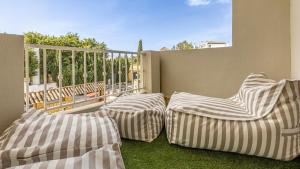Posezení v ubytování VACATION MARBELLA I Puente Romano Modern Flat, Best location in town, Walk to the beach, Parking and Swimming Pool