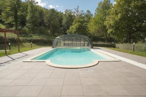 una piscina en medio de un patio en Tenuta d'Elci - Relax e Piscina nel Bosco, en Casteldelci
