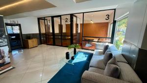 un soggiorno con un divano e un tavolo di The Bolton Rosebank a Johannesburg