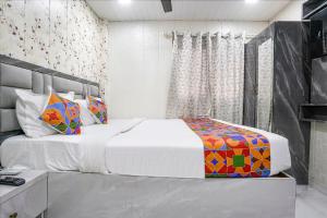Postel nebo postele na pokoji v ubytování FabHotel Hans Residency