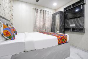 Postel nebo postele na pokoji v ubytování FabHotel Hans Residency
