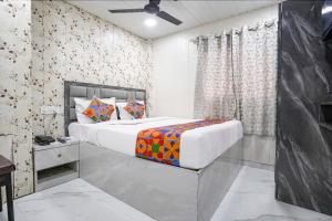 Postel nebo postele na pokoji v ubytování FabHotel Hans Residency