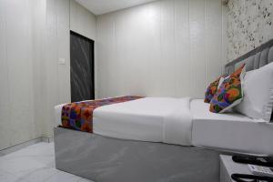 Postel nebo postele na pokoji v ubytování FabHotel Hans Residency