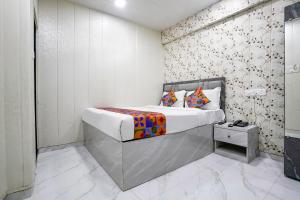 Postel nebo postele na pokoji v ubytování FabHotel Hans Residency