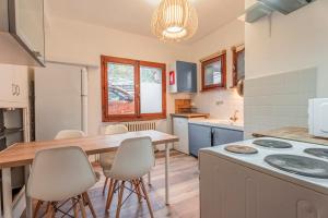 Kuchyň nebo kuchyňský kout v ubytování Apartment sleeping up to 10 in Morzine Centre