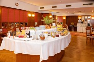 un lungo tavolo con cibo sopra in un ristorante di Hotel Gollner a Graz