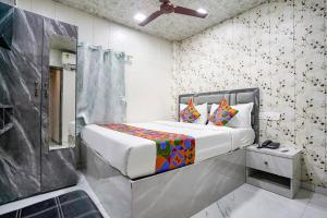 Postel nebo postele na pokoji v ubytování FabHotel Hans Residency