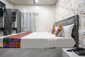 Postel nebo postele na pokoji v ubytování FabHotel Hans Residency