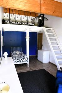 een kamer met een stapelbed en een ladder bij Bergerie rénovée au cœur de la Provence in Plan dʼAups