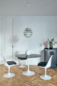 ein Esszimmer mit einem Tisch und zwei Stühlen in der Unterkunft Design Apartments am Römerturm in Köln