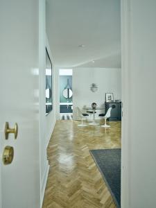 ein Wohnzimmer mit weißen Wänden und Holzböden in der Unterkunft Design Apartments am Römerturm in Köln