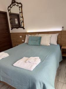 Una cama azul con una toalla encima. en Affittacamere Casa Mia, en Verona 14 fotos más