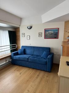 マリッレーヴァにあるMalghette Apartmentのリビングルーム(青いソファ付)