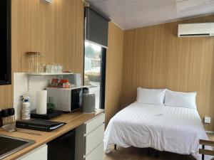 Rúm í herbergi á Kirisawabase Tiny House by Tiny Away
