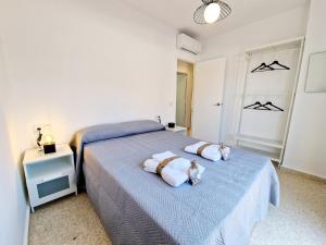 un dormitorio con una cama con dos almohadas. en Beach & Walk La Cala de Mijas, en Mijas Costa