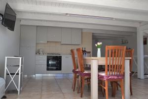 Kuchyň nebo kuchyňský kout v ubytování ENDLESS SUMMER APARTMENTS + 13 fotografií